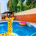 Villa Cascais/lisbon, Private Jacuzzi, Garden, Pool&barbecue House *