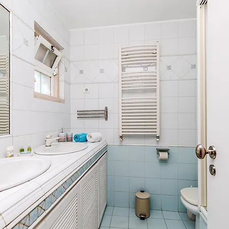 Vila Jacuzzi, Garden, Pool & Barbecue House, 15mn From Lisbon Center