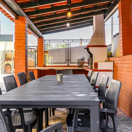 Vila Jacuzzi, Garden, Pool & Barbecue House, 15mn From Lisbon Center *